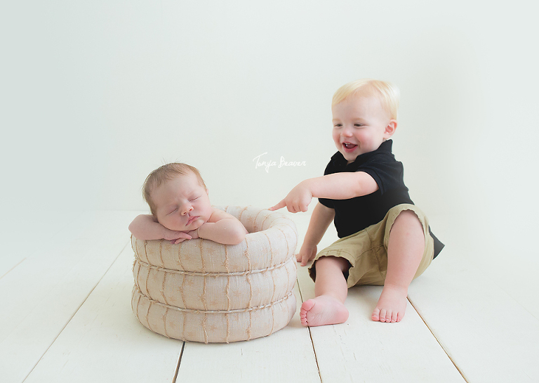 JACKSONVILLE BEACH NEWBORN PHOTOS; JACKSONVILLE BEACH NEWBORN PHOTOGRAPHY; JACKSONVILLE BEACH NEWBORN PHOTOGRAPHER; JACKSONVILLE BEACH NEWBORN PICTURES; TONYA BEAVER PHOTOGRAPHY; BIG BROTHER PHOTOSHOOT; 